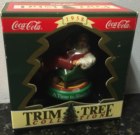 45210-1 € 10,00 coca cola ornament kerstman in stoel.jpeg